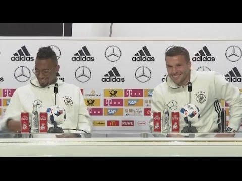 &quot;Kraulen an den Eiern&quot;: Poldi verteidigt LÃ¶w und erntet auf PK schallenden Applaus