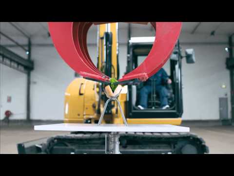 Watch Juha-Pekka prepare a hot dog with a 8,5 ton excavator