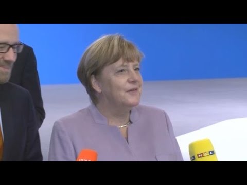 Merkel bekommt die 360-Grad-Kamera erklÃ¤rt: &quot;Was ist denn das fÃ¼r ein Apparat?&quot;