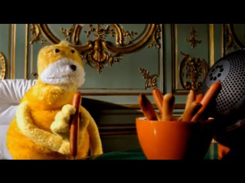 Mr Oizo &quot;Flat beat&quot; official video directed by Quentin Dupieux with Flat Eric