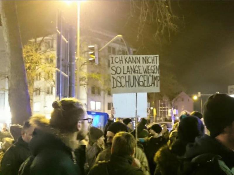 Neulich auf der Demo – Ein Demonstrant setzt Prioritäten