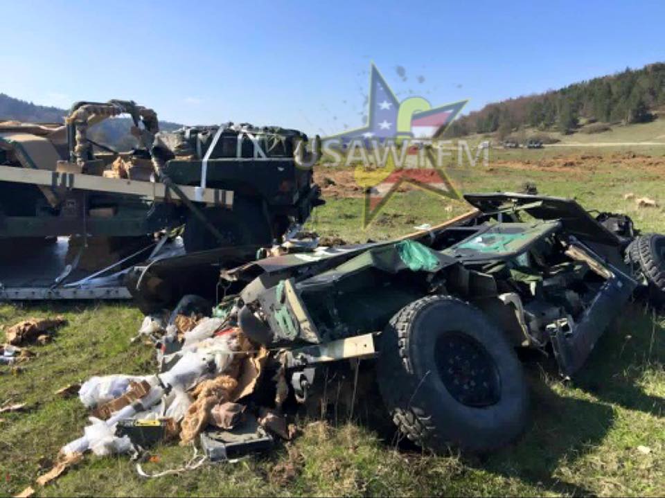 Geländewagen fallen vom Himmel: Wenn Humvees im Boden einrasten