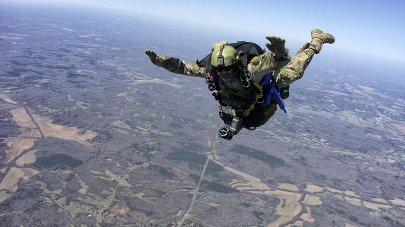 Der Erde entgegen – Fernspäher der Bundeswehr im Freifall