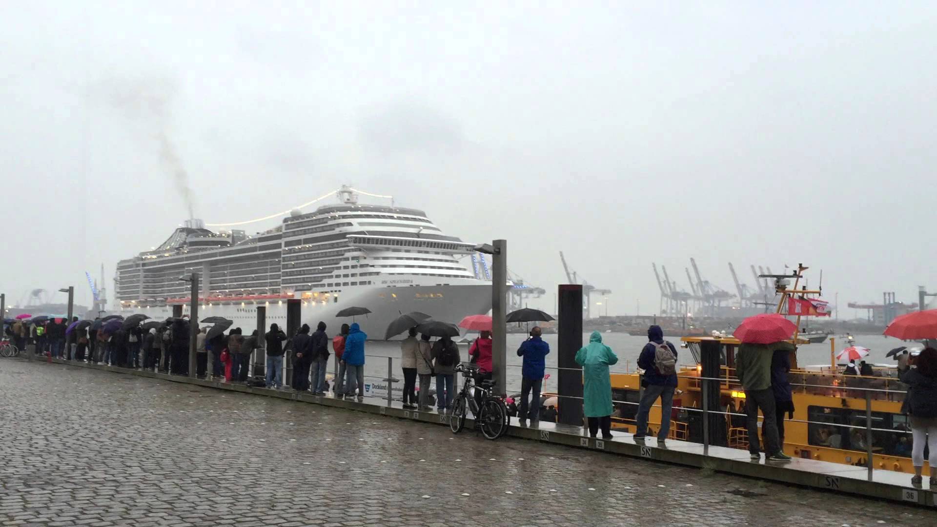 Hamburger Hafen: Wenn ein Kreuzfahrtschiff „Seven Nation Army“ & „We Will Rock You“ spielt
