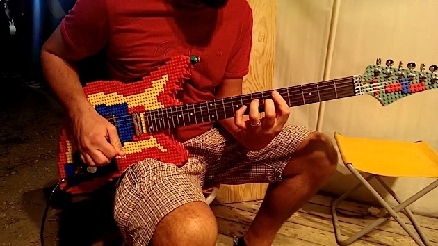 Eine E-Gitarre aus LEGO-Steinen