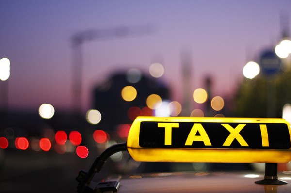 Im geklauten Taxi Leute beim Oktoberfest in München umherfahren