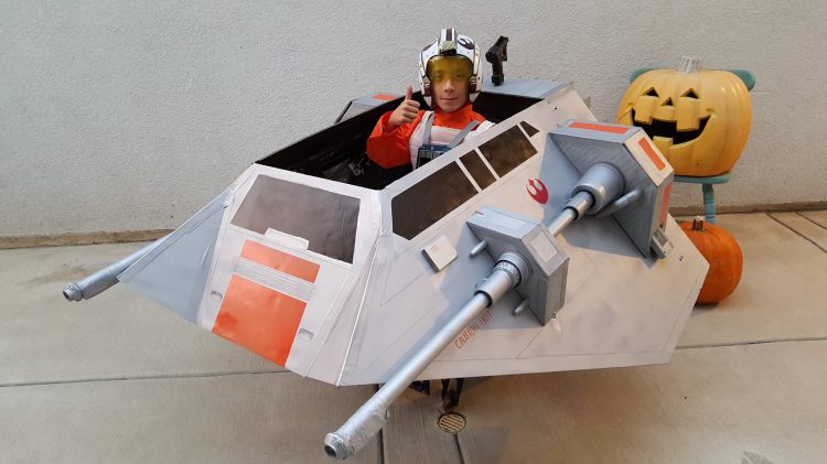 Den Rollstuhl eines Kindes in einen Star Wars Snowspeeder verwandeln