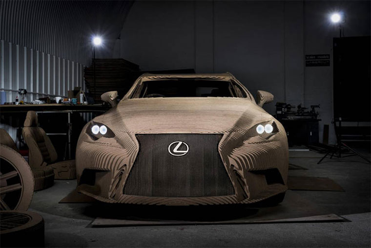 Lexus IS Sedan aus Pappe und Liebe zum Detail