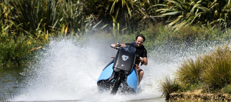 Amphibienmotorrad: Lässig übers Wasser bügeln