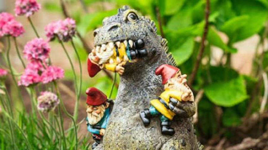 Ein Gartenzwerg fressender T-Rex