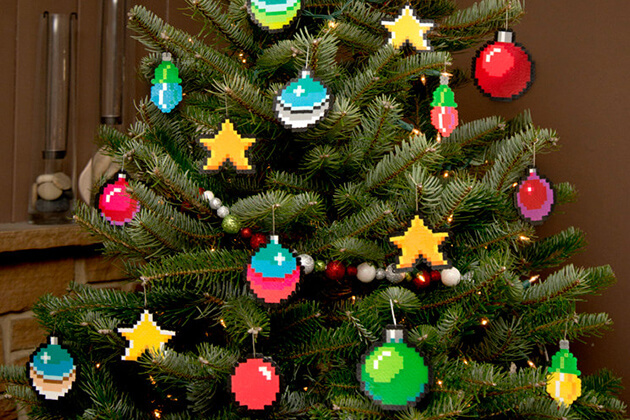 8 Bit Christbaumschmuck am Weihnachtsbaum