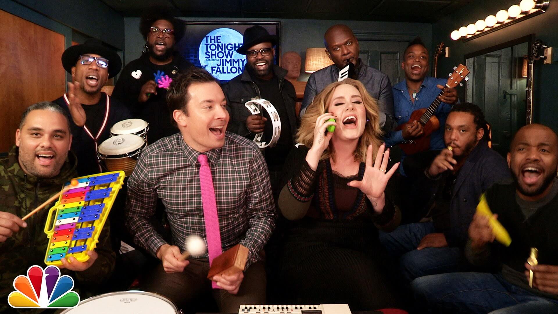 Adele schmettert „Hello“ mit Jimmy Fallon, The Roots und Kinderinstrumenten