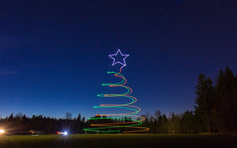 Weihnachtsmotive durch Drohnen in den Himmel gezeichnet