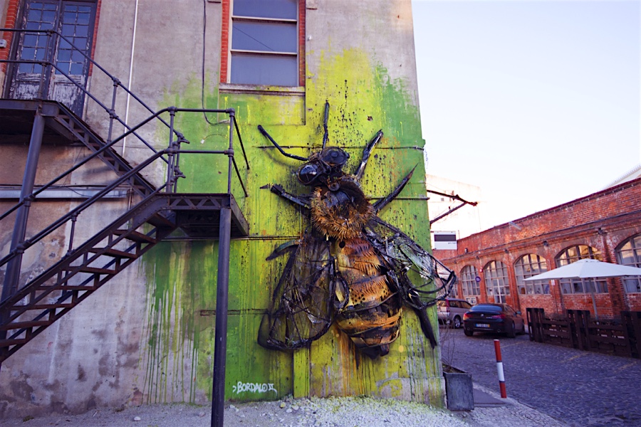 Street-Art mal anders: Riesige Honigbiene aus Schrott