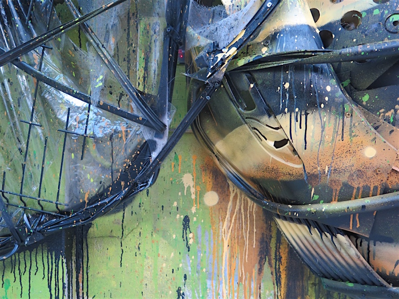 Biene-Schrott-streetart-bordalo7