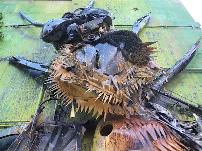 Biene-Schrott-streetart-bordalo8