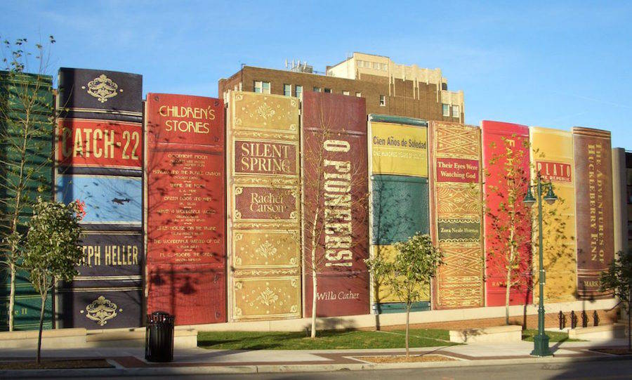 Gigantische Bücher als Hausfassade einer Bibliothek