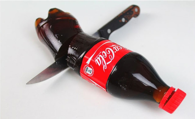 Partytrick aus Russland, oder: Wie man eine Flasche Cola essen kann