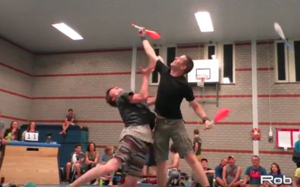 Combat Juggling: Ein Sport für echte Männer