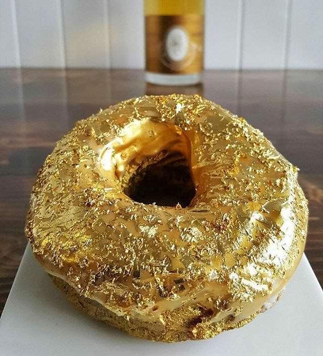 Ein 100$ Donut mit glasiertem Cristal Champagner und 24-Karat Gold