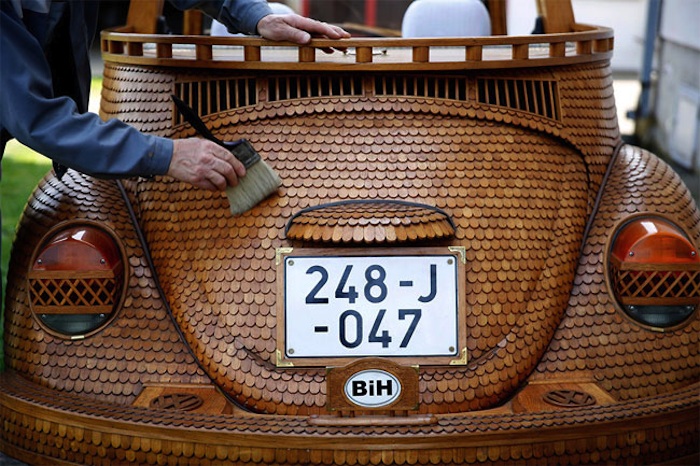 Great_Wooden_VW_Beetle_Made_by_Bosnian_Pensioner_Momir_Bojic_2016_10