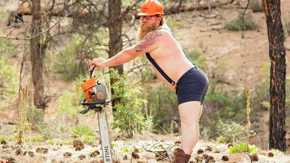 Kettensägen und nackte Haut – Holzfäller mal anders