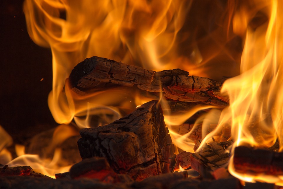 Wärmen am Limit: 44.000 Euro im Kamin verbrennen