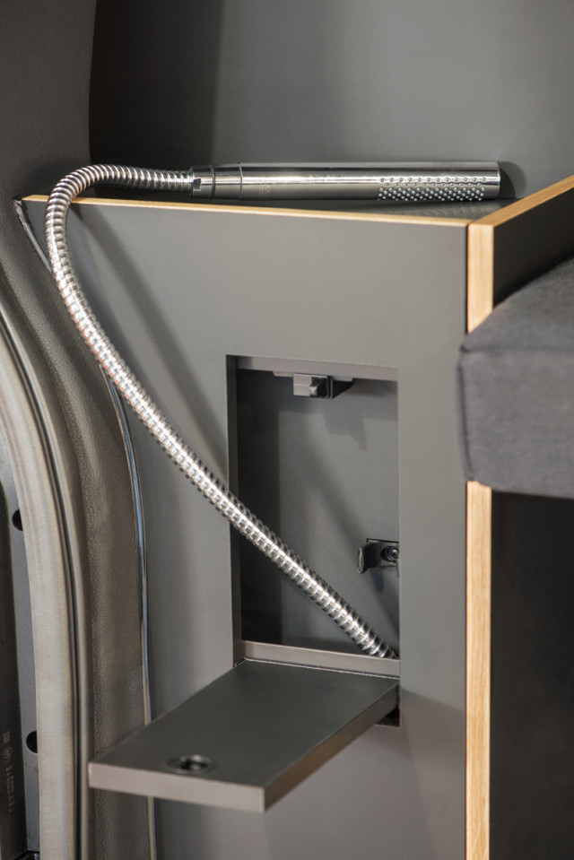 MOORMANN-Custombus_Dusche_rgb-@We-Make-Them-Wonder-640x959