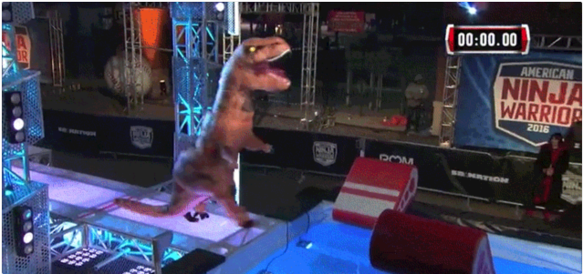 Ein T-Rex auf dem Parcours von American Ninja Warrior