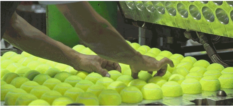 Wie entstehen eigentlich Tennisbälle?
