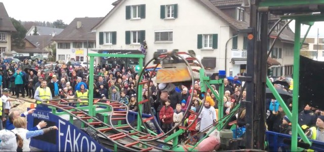 Abgefahrener Karnevalswagen mit Achterbahn und Looping