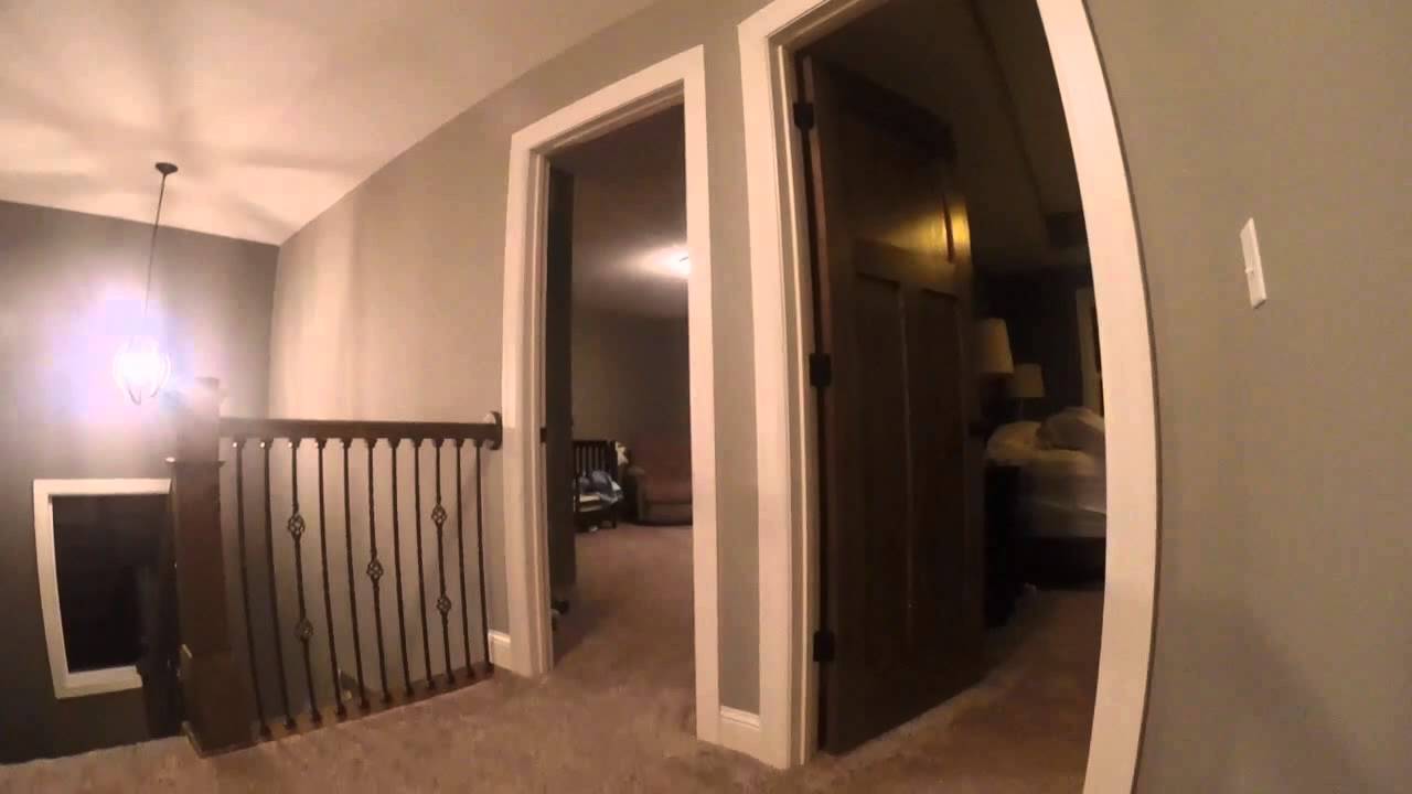 Beim Verstecken spielen eine GoPro ans Kind schnallen