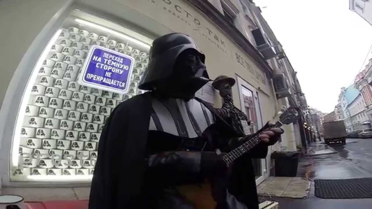 Darth Vader spielt „The Imperial March“ auf Balalaika