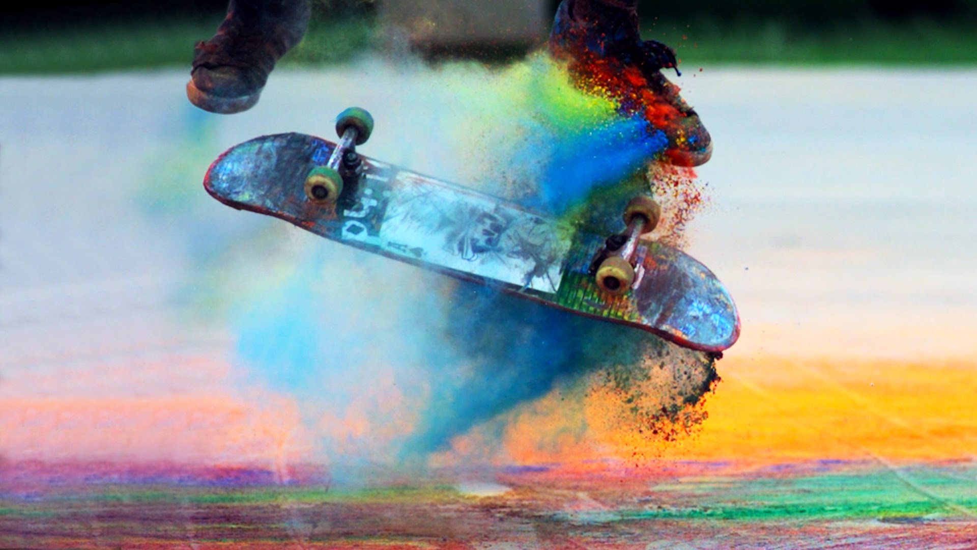 Explodierende Farben: Skateboarding in Slow Motion