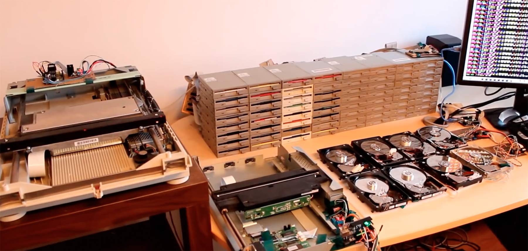 Star Wars Theme mit 64 Floppy Drives gespielt