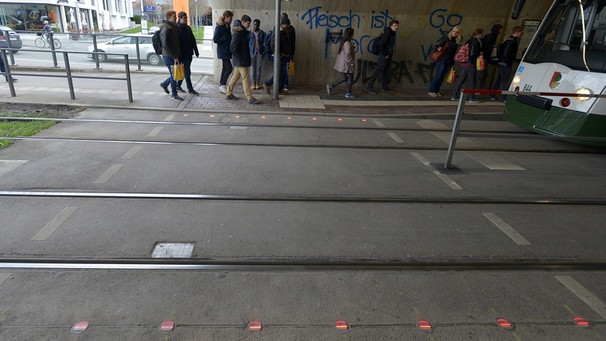 Augsburg testet Boden-Ampeln für Handynutzer