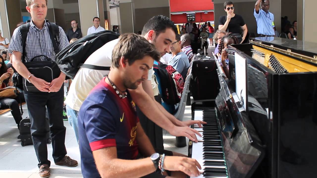 Improvisieren an einem öffentlichen Klavier auf einem Bahnhof in Paris