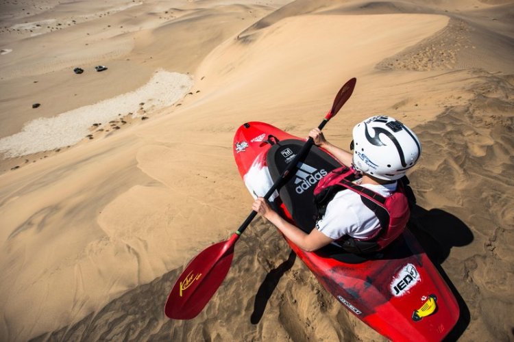 Über Sanddünen mit dem Kayak hämmern