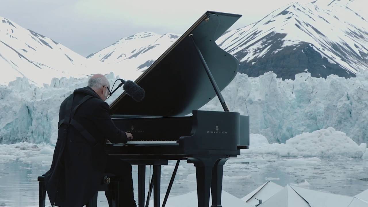 Klavier schmettern auf einer Eisscholle in der Arktis