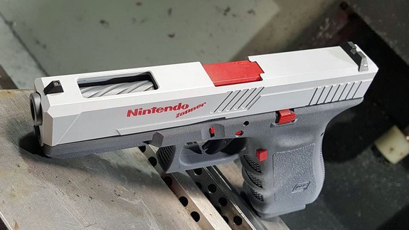 Eine echte Glock im Nintendo Zapper Design